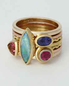 'Stacking Ring' in 18K gold with marquise Opal